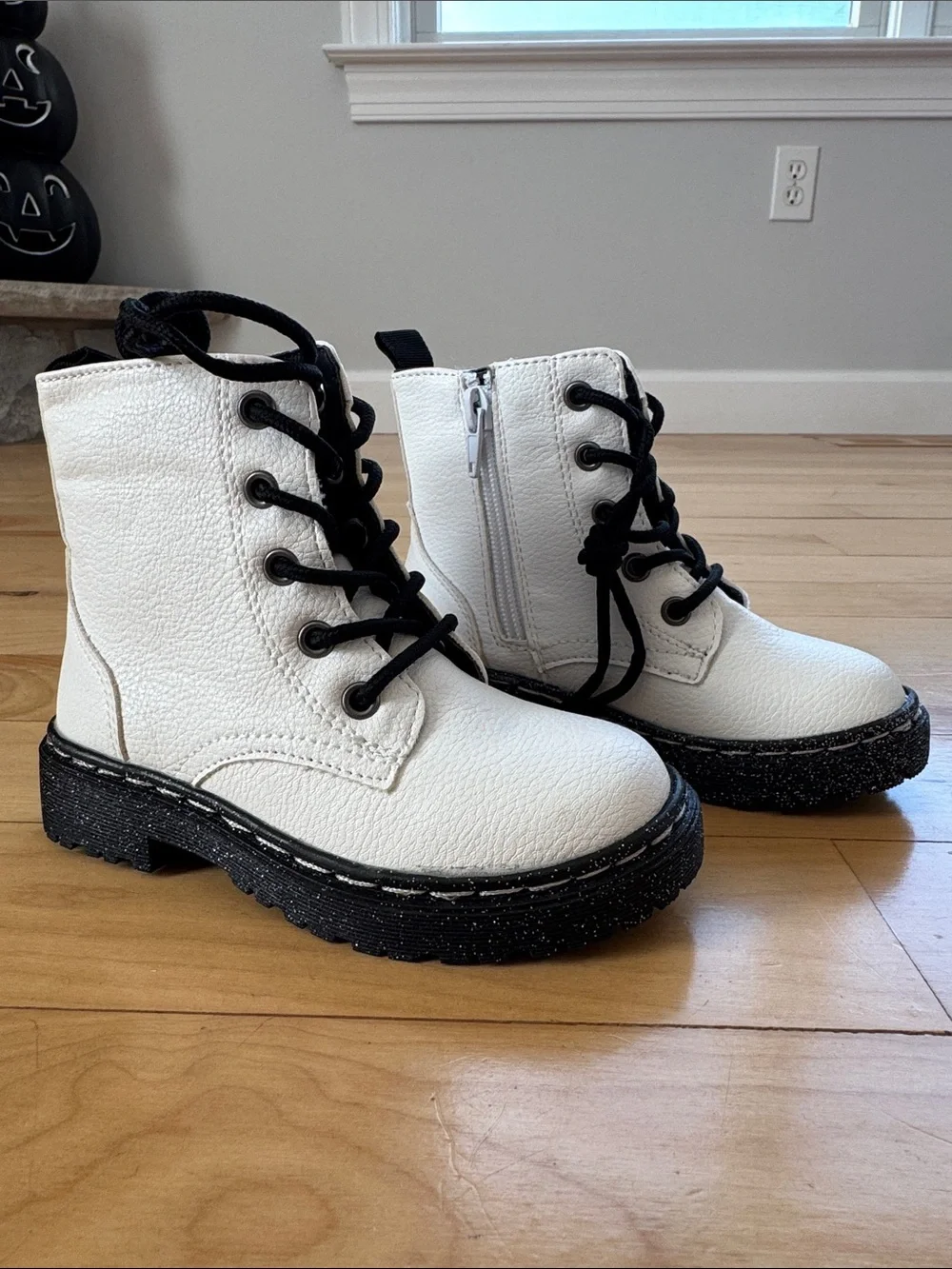 BRAND NEW Sincerely Jules White Glitter Lil Harley Boots - kids 9